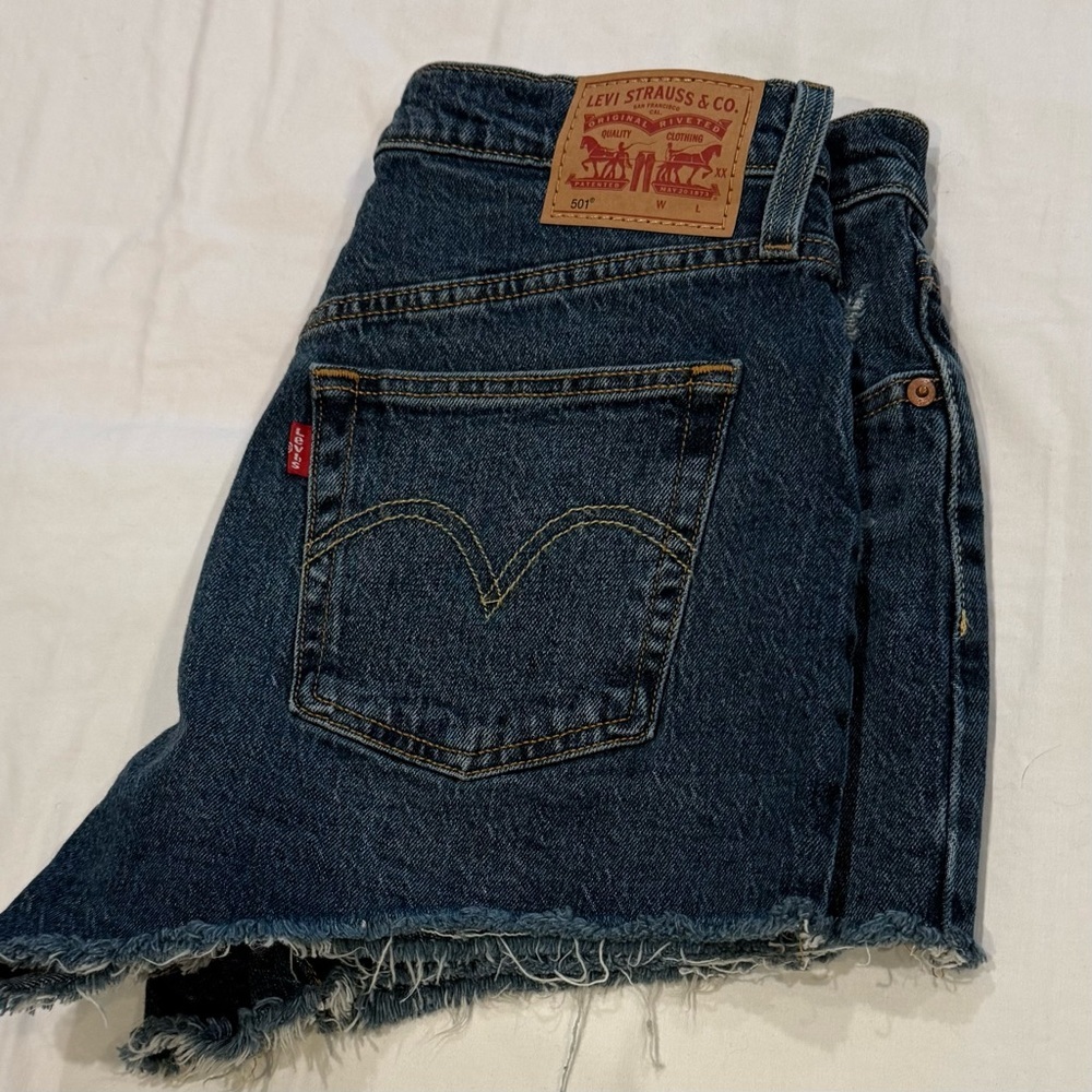 Levi’s 501 Distressed Cutoff Denim Shorts Women’s Size W29 High Rise Frayed Hem - Picture 3 of 11